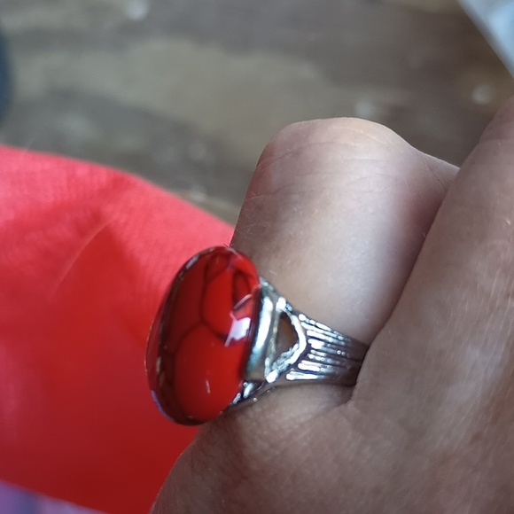 Red & Black Oval Ring w Silver Band - Picture 6 of 8
